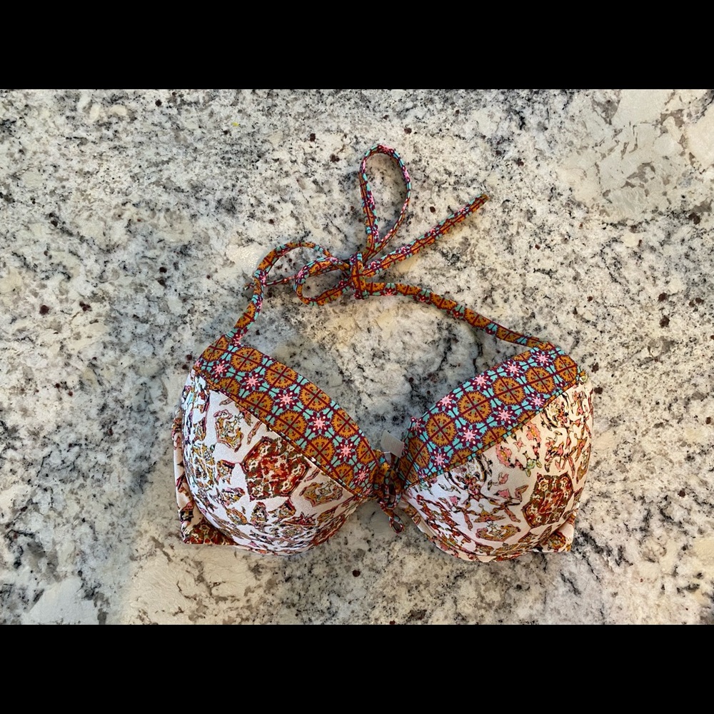 Victoria’s Secret swimsuit top 32DDD